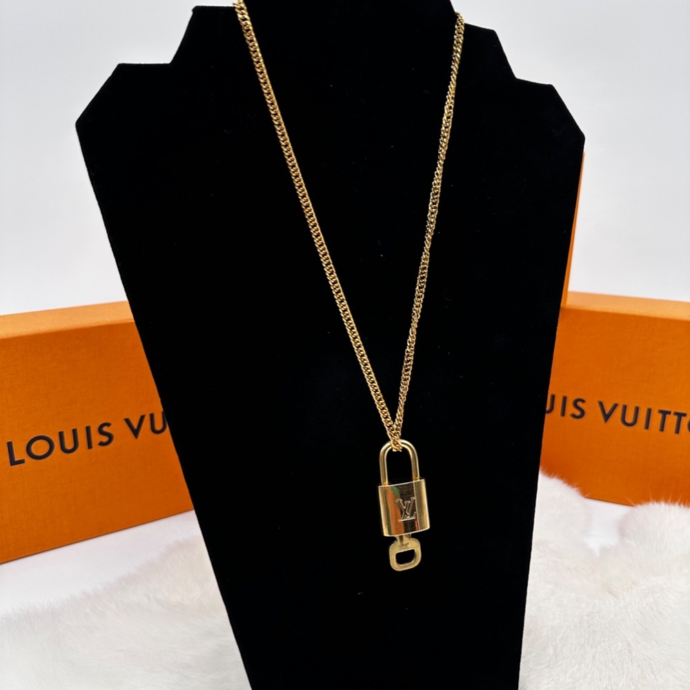 LOUIS VUITTON LV Lock and Key Set NECKLACE With New 18" Curblink Chain